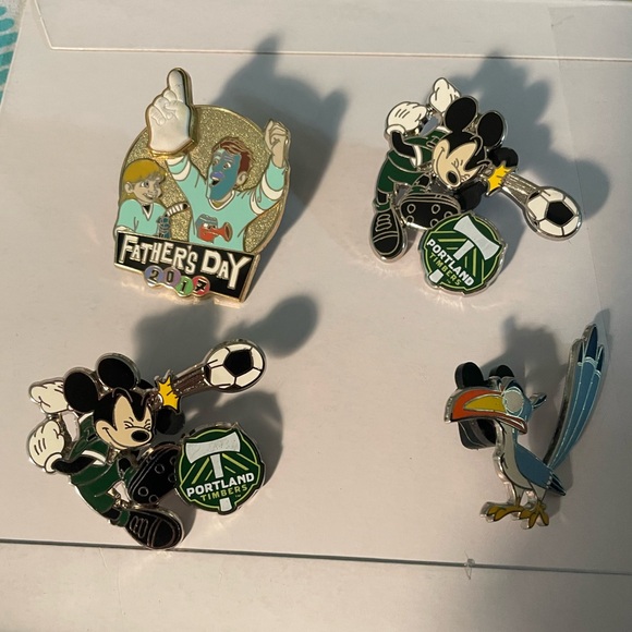 Disney pins - Picture 1 of 2